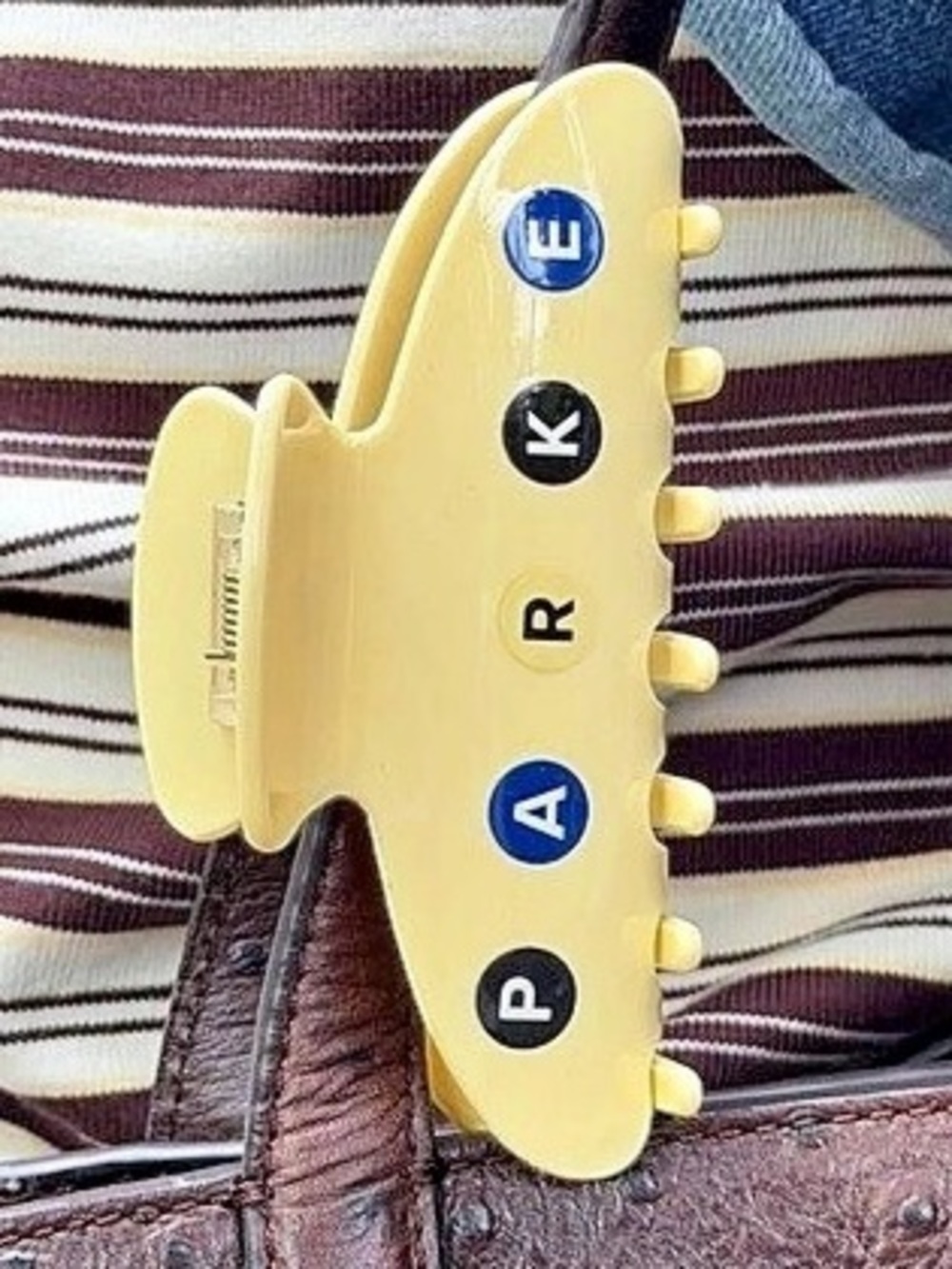 PARKE SUBWAY YELLOW CLAW CLIP WITH FREE GREEN NYC APPLE POUCH